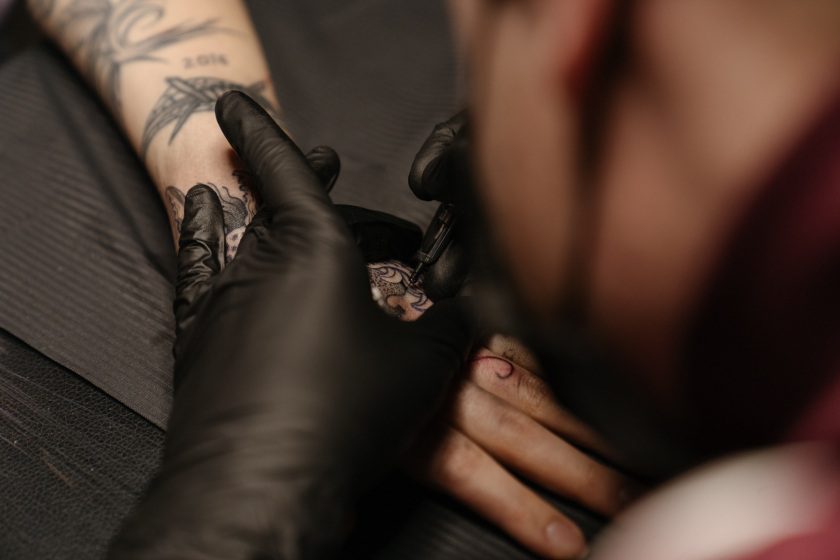 Mikä on uhkapeliaiheisten tatuointien merkitys?